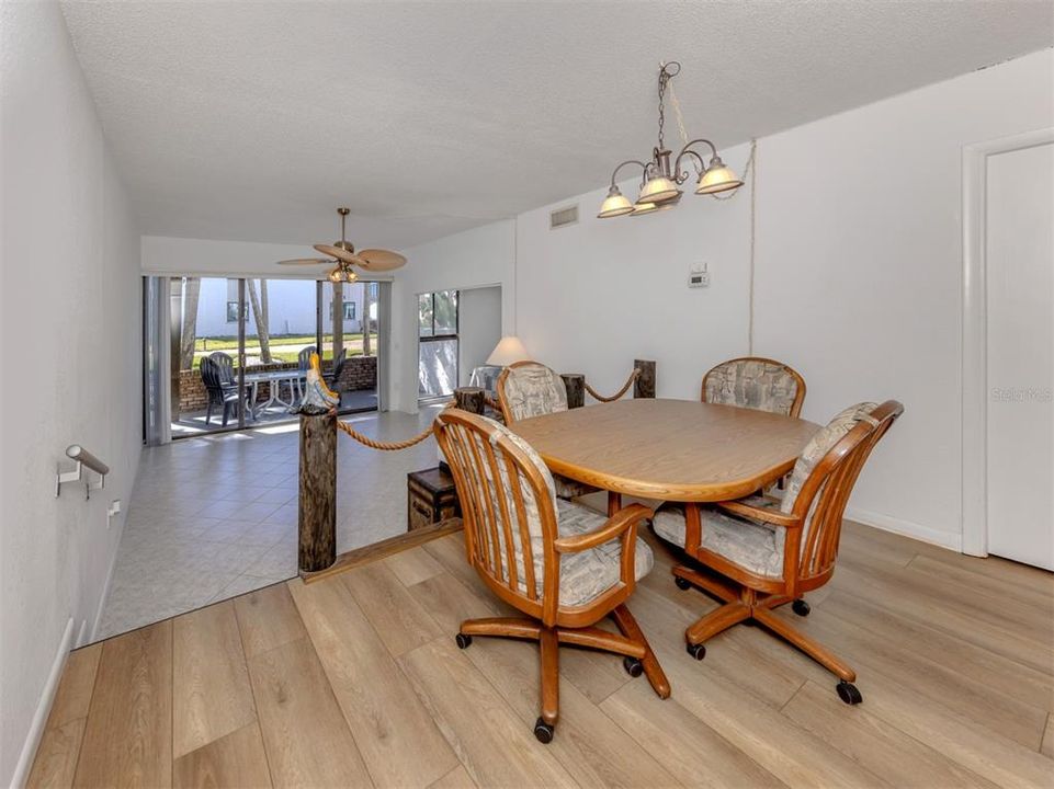 For Sale: $489,000 (2 beds, 2 baths, 934 Square Feet)