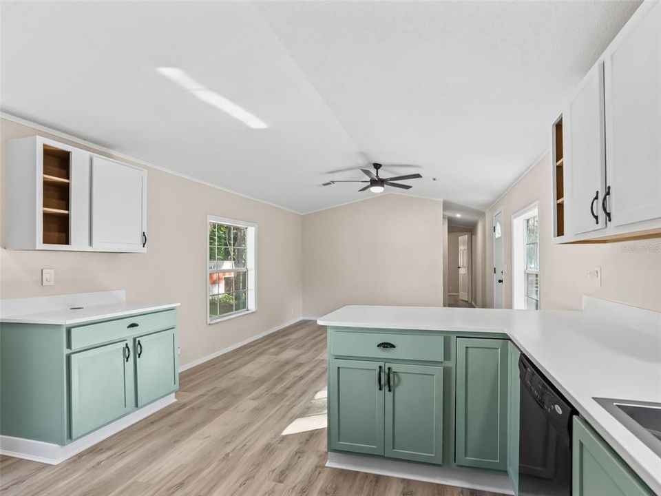 待售: $170,000 (3 贝兹, 2 浴室, 924 平方英尺)