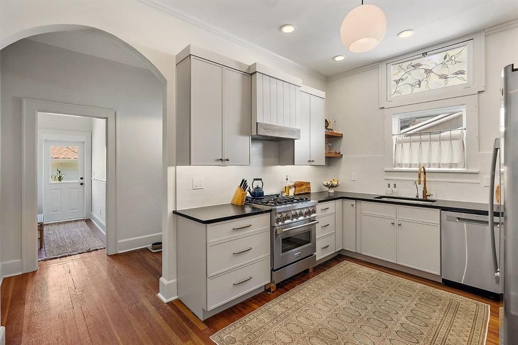 Под контрактом: $750,000 (3 спален, 2 ванн, 1648 Квадратных фут)