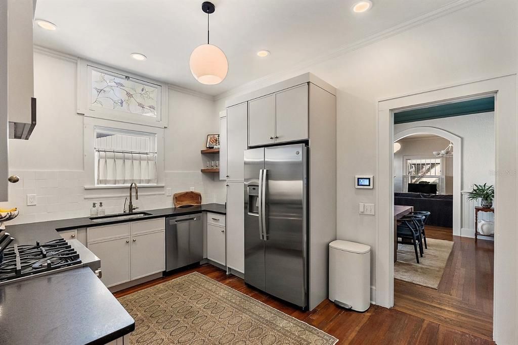 Под контрактом: $750,000 (3 спален, 2 ванн, 1648 Квадратных фут)