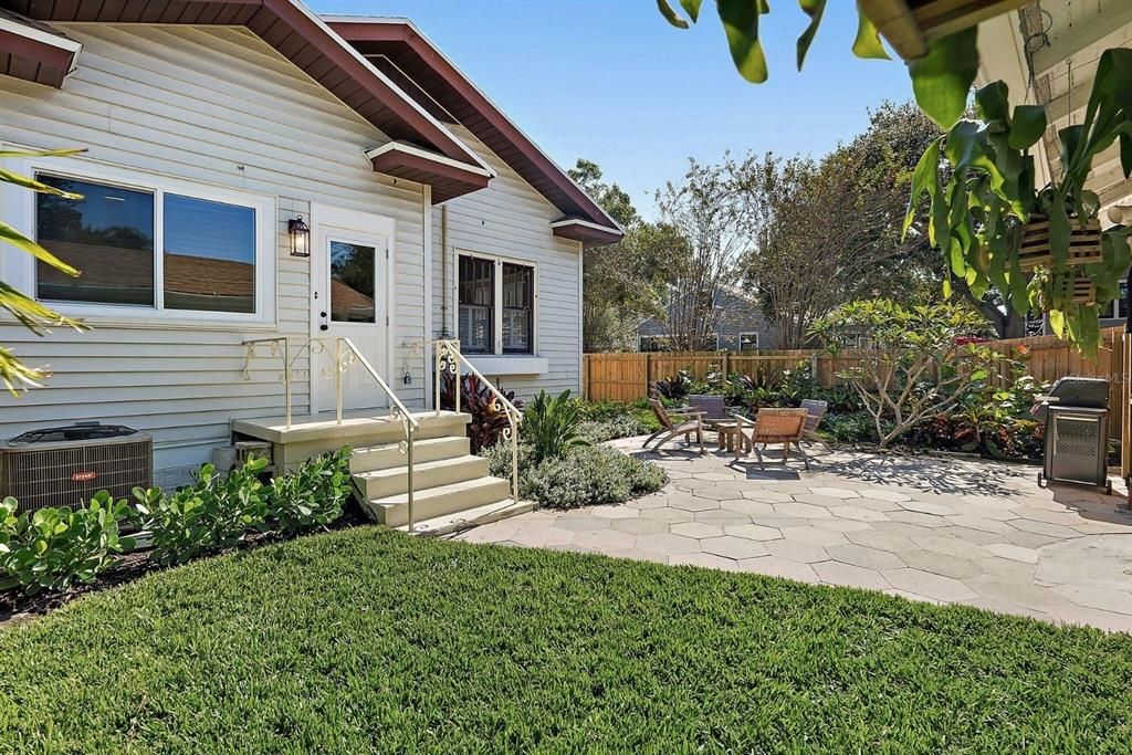 Под контрактом: $750,000 (3 спален, 2 ванн, 1648 Квадратных фут)