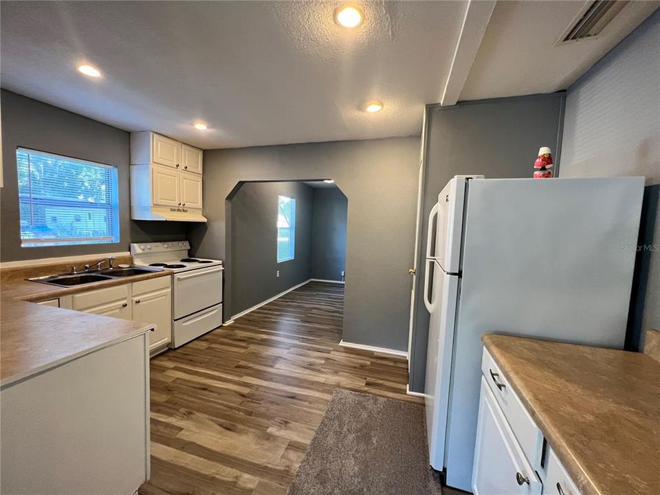 For Rent: $1,195 (2 beds, 1 baths, 918 Square Feet)