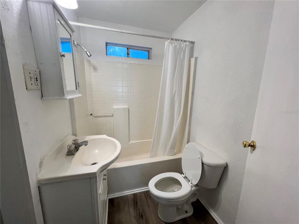 For Rent: $1,195 (2 beds, 1 baths, 918 Square Feet)