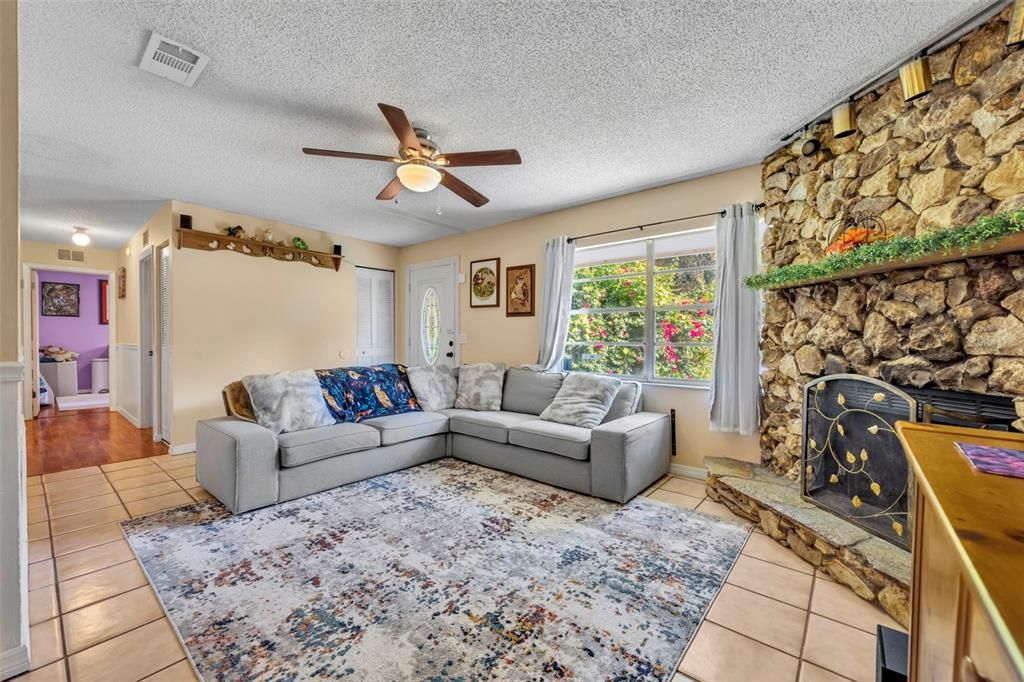 Active With Contract: $259,000 (3 beds, 1 baths, 1050 Square Feet)