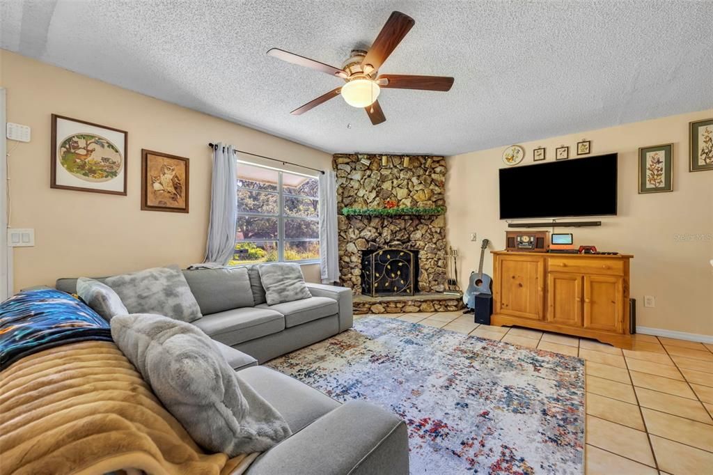 Active With Contract: $259,000 (3 beds, 1 baths, 1050 Square Feet)