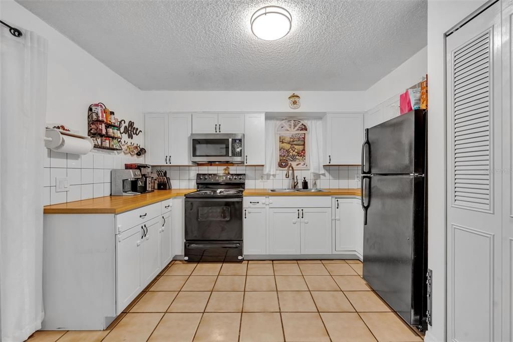 Active With Contract: $259,000 (3 beds, 1 baths, 1050 Square Feet)