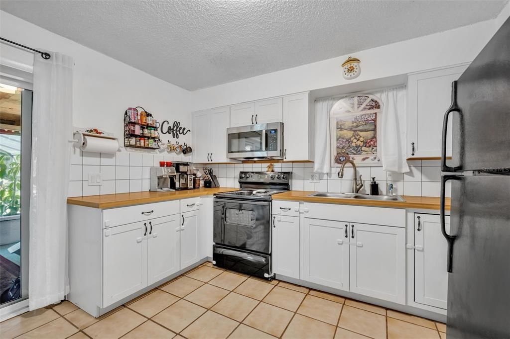 Active With Contract: $259,000 (3 beds, 1 baths, 1050 Square Feet)