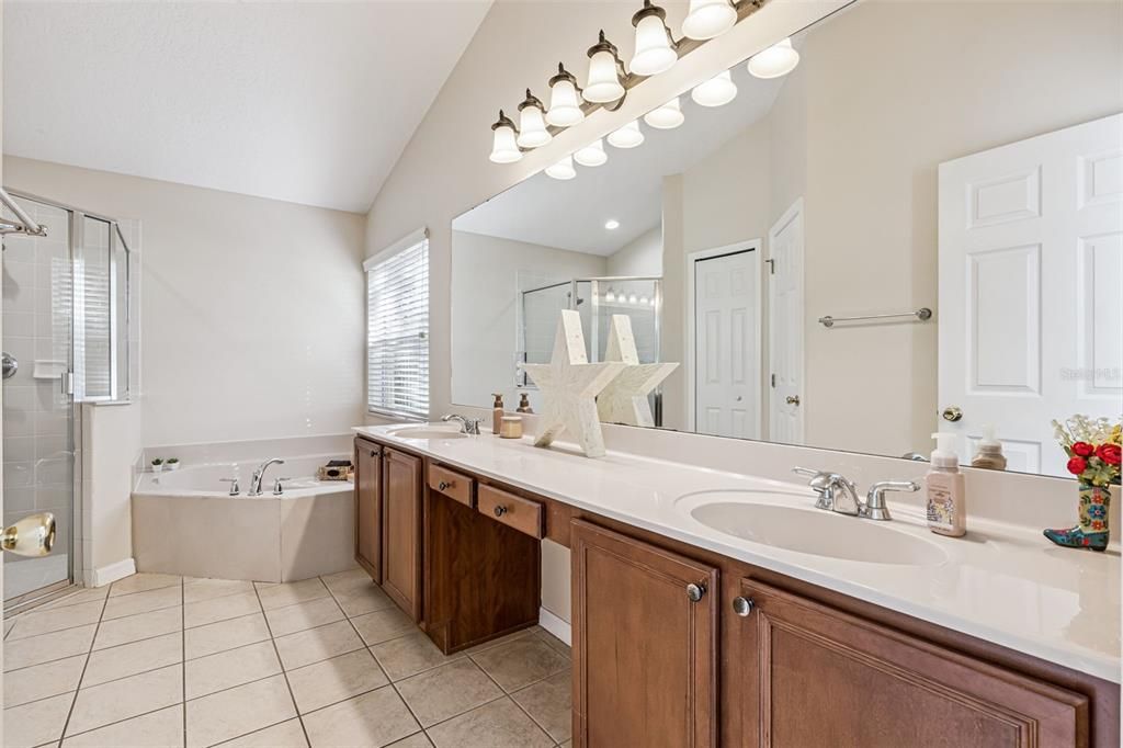 待售: $565,000 (4 贝兹, 2 浴室, 2587 平方英尺)