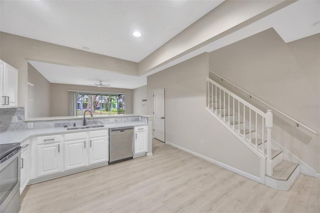 合同活跃: $2,300 (3 贝兹, 2 浴室, 1644 平方英尺)