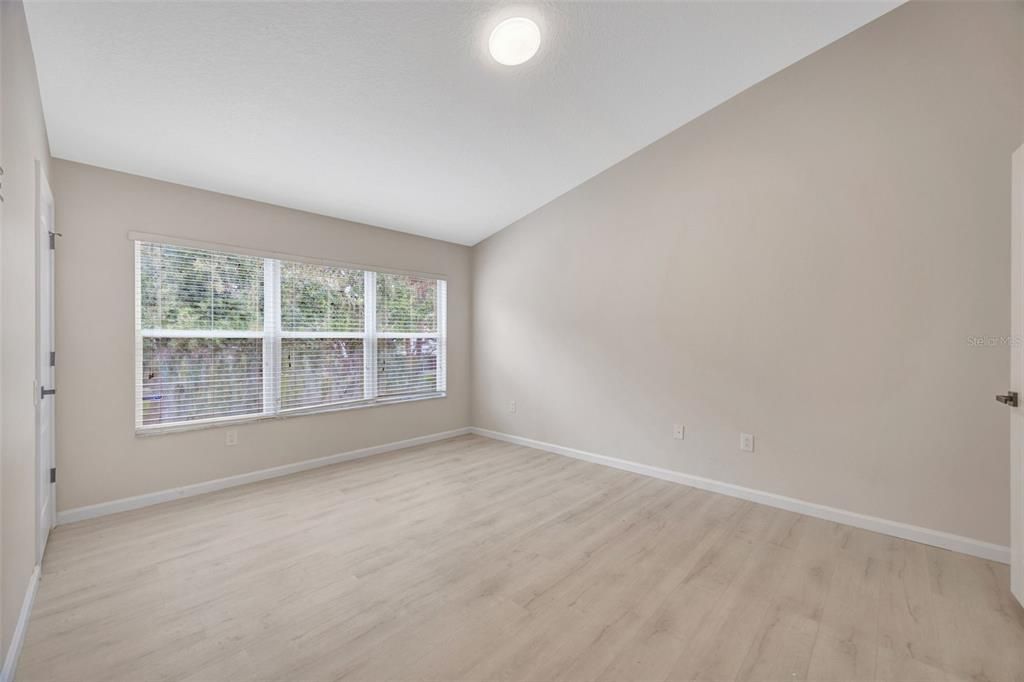 合同活跃: $2,300 (3 贝兹, 2 浴室, 1644 平方英尺)