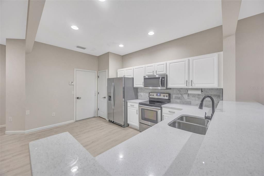 合同活跃: $2,300 (3 贝兹, 2 浴室, 1644 平方英尺)