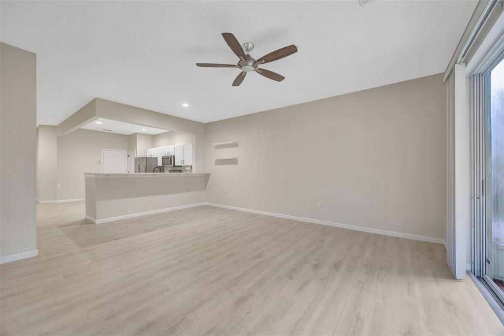 合同活跃: $2,300 (3 贝兹, 2 浴室, 1644 平方英尺)