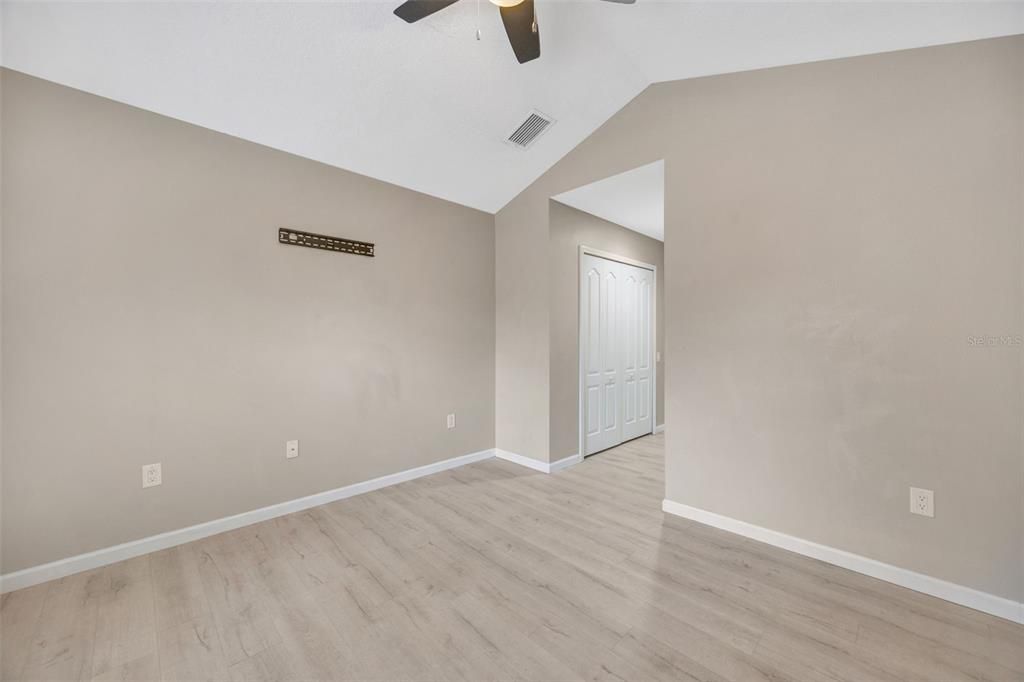 合同活跃: $2,300 (3 贝兹, 2 浴室, 1644 平方英尺)