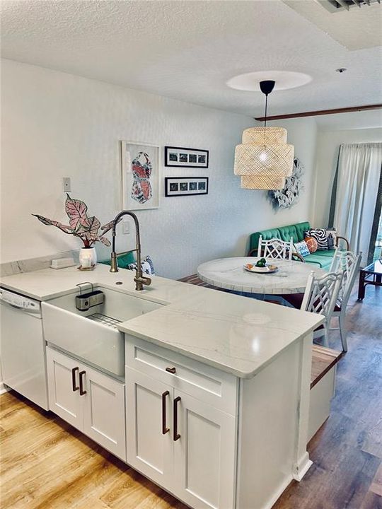 For Sale: $395,000 (2 beds, 2 baths, 946 Square Feet)