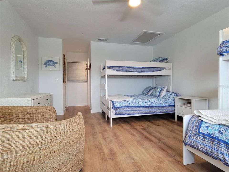 For Sale: $395,000 (2 beds, 2 baths, 946 Square Feet)