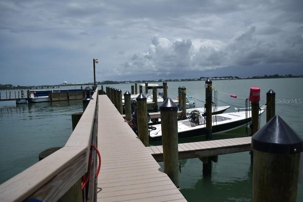 For Sale: $395,000 (2 beds, 2 baths, 946 Square Feet)