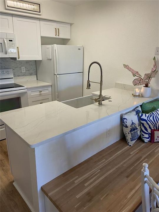 For Sale: $395,000 (2 beds, 2 baths, 946 Square Feet)