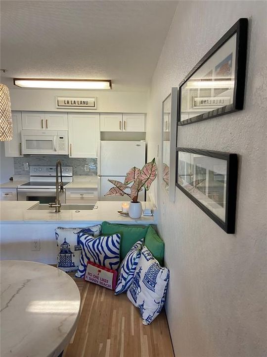 For Sale: $395,000 (2 beds, 2 baths, 946 Square Feet)