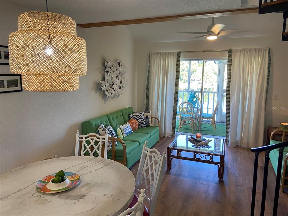 For Sale: $395,000 (2 beds, 2 baths, 946 Square Feet)