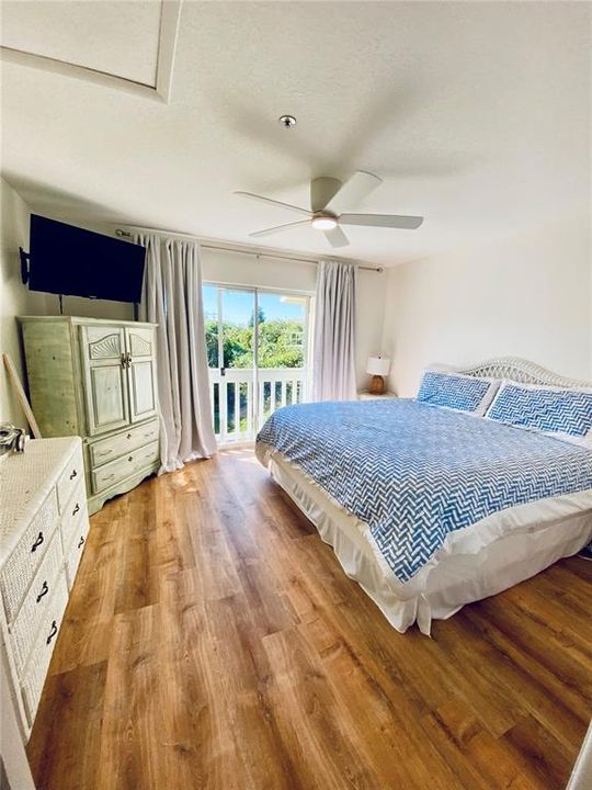 For Sale: $395,000 (2 beds, 2 baths, 946 Square Feet)