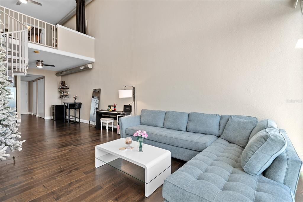 For Sale: $395,000 (1 beds, 1 baths, 1051 Square Feet)