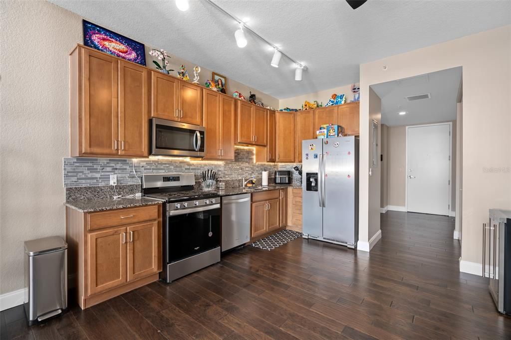 For Sale: $395,000 (1 beds, 1 baths, 1051 Square Feet)