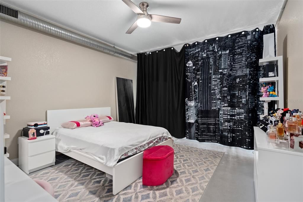 For Sale: $395,000 (1 beds, 1 baths, 1051 Square Feet)