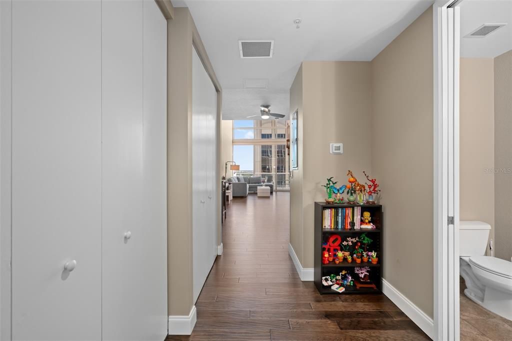 For Sale: $395,000 (1 beds, 1 baths, 1051 Square Feet)