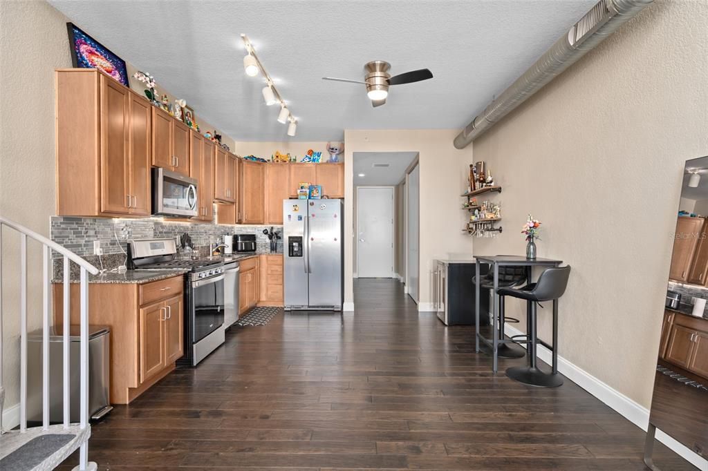 For Sale: $395,000 (1 beds, 1 baths, 1051 Square Feet)