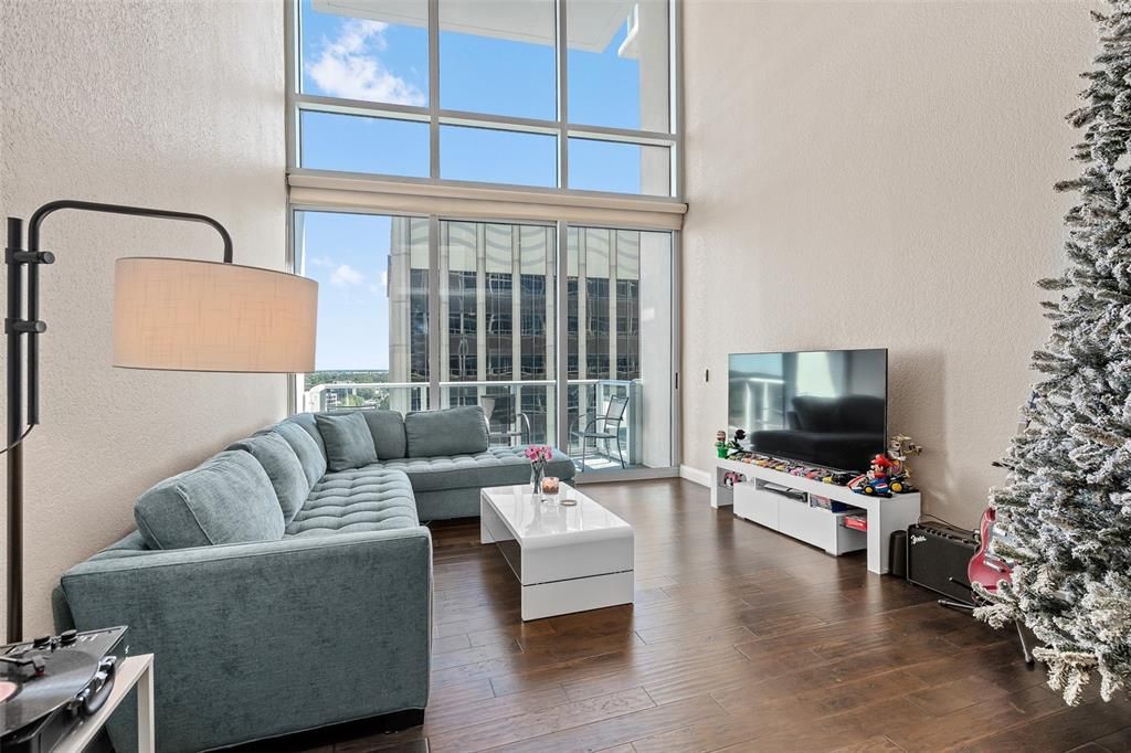 For Sale: $395,000 (1 beds, 1 baths, 1051 Square Feet)