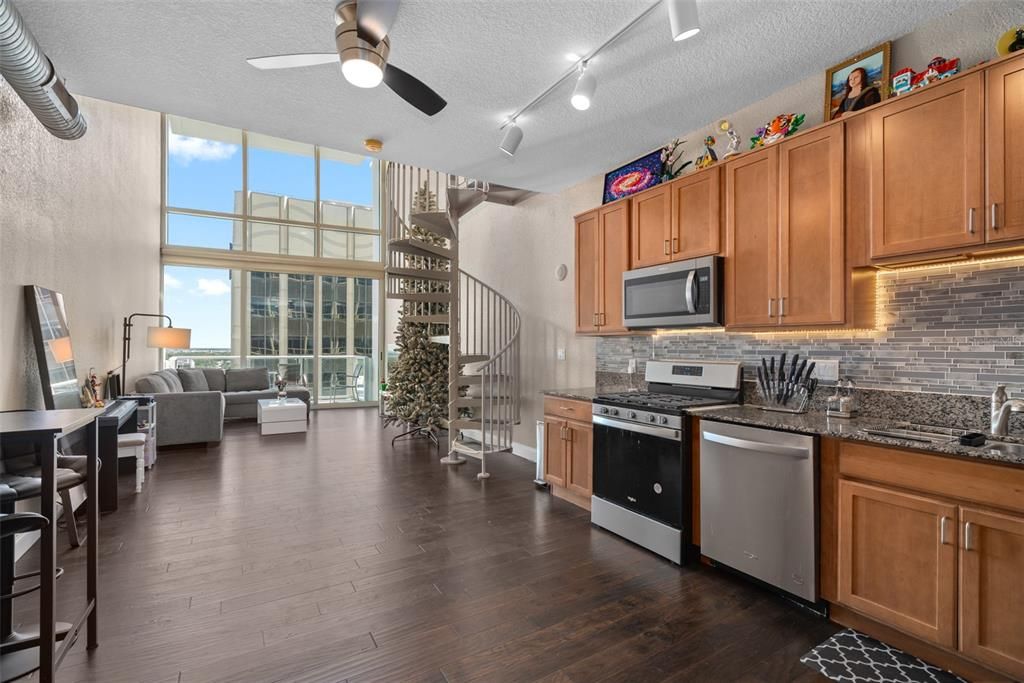 For Sale: $395,000 (1 beds, 1 baths, 1051 Square Feet)