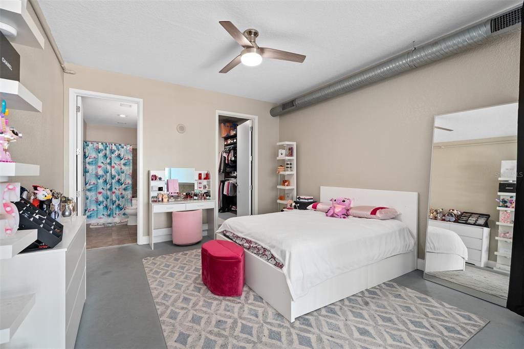 For Sale: $395,000 (1 beds, 1 baths, 1051 Square Feet)