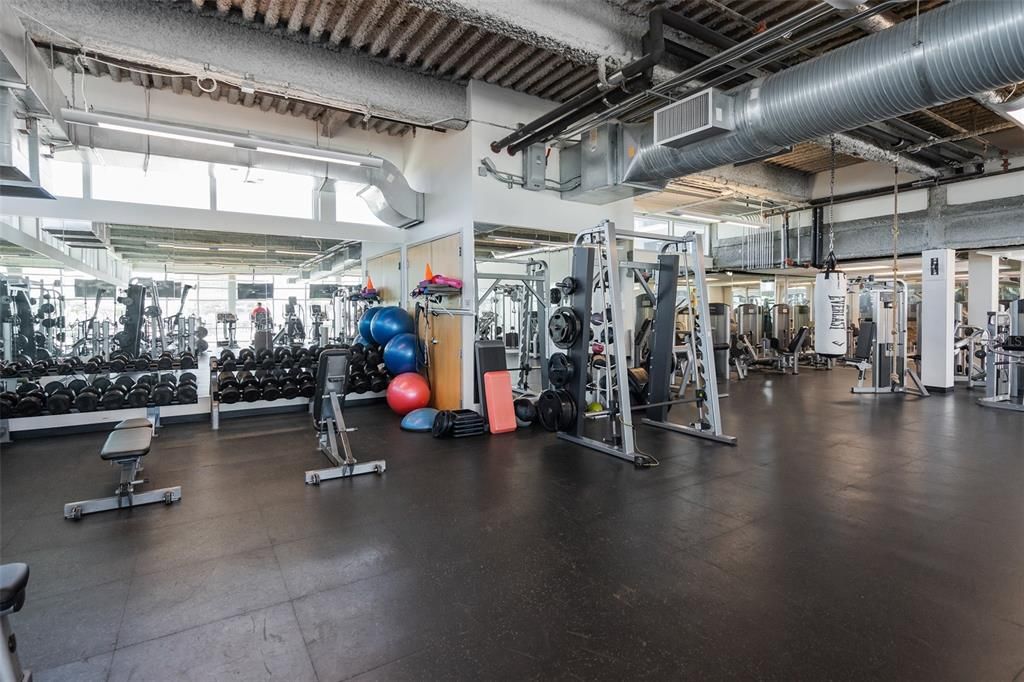 For Sale: $395,000 (1 beds, 1 baths, 1051 Square Feet)