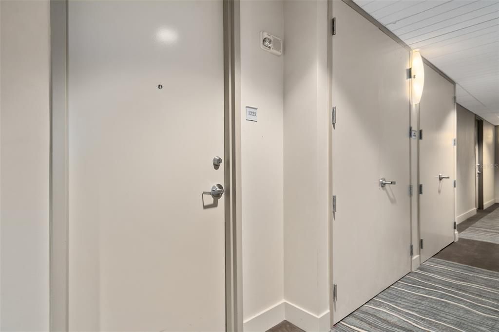 For Sale: $395,000 (1 beds, 1 baths, 1051 Square Feet)