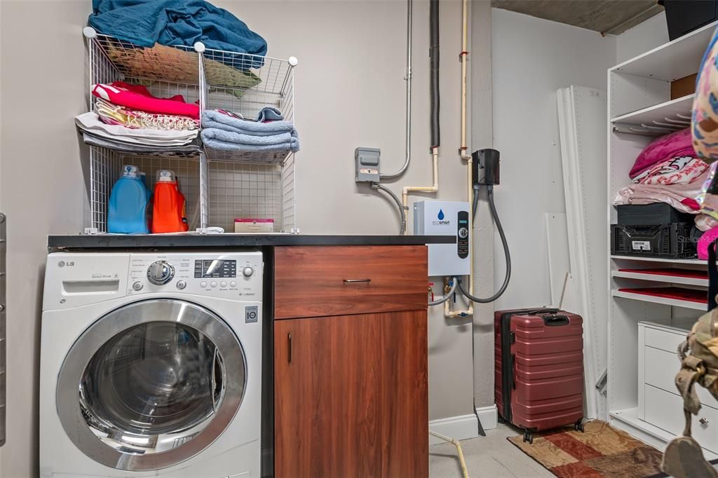 For Sale: $395,000 (1 beds, 1 baths, 1051 Square Feet)