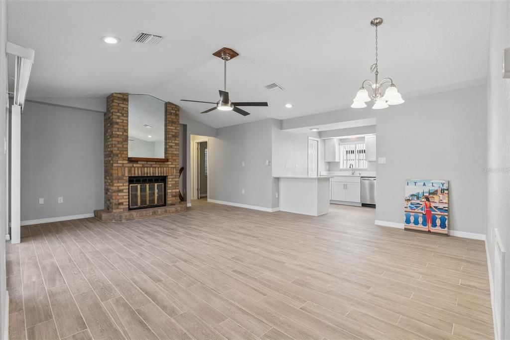 待售: $299,000 (2 贝兹, 2 浴室, 1300 平方英尺)