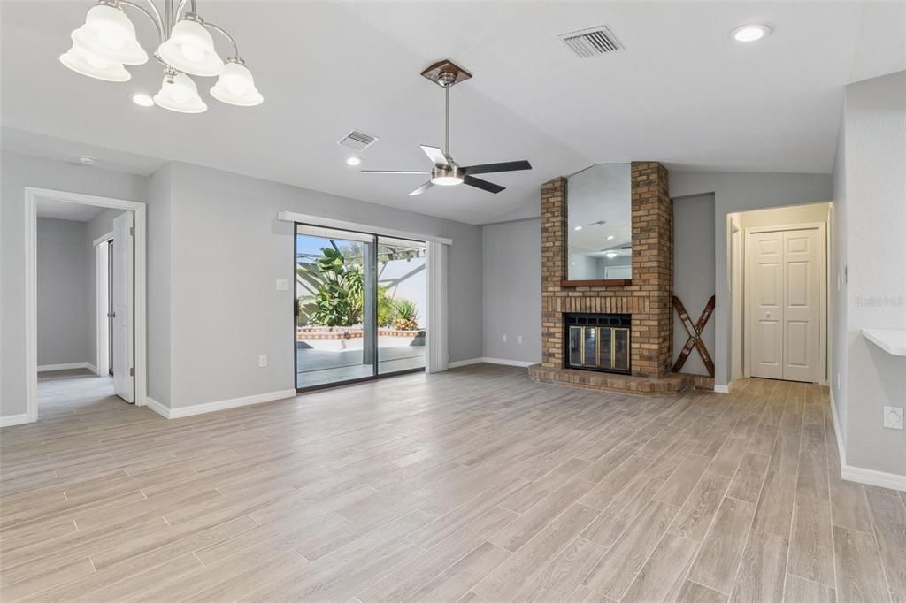 待售: $299,000 (2 贝兹, 2 浴室, 1300 平方英尺)