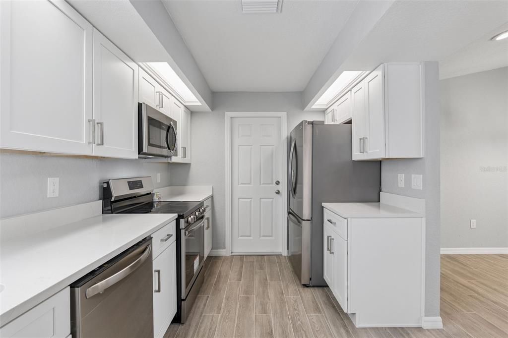 待售: $299,000 (2 贝兹, 2 浴室, 1300 平方英尺)