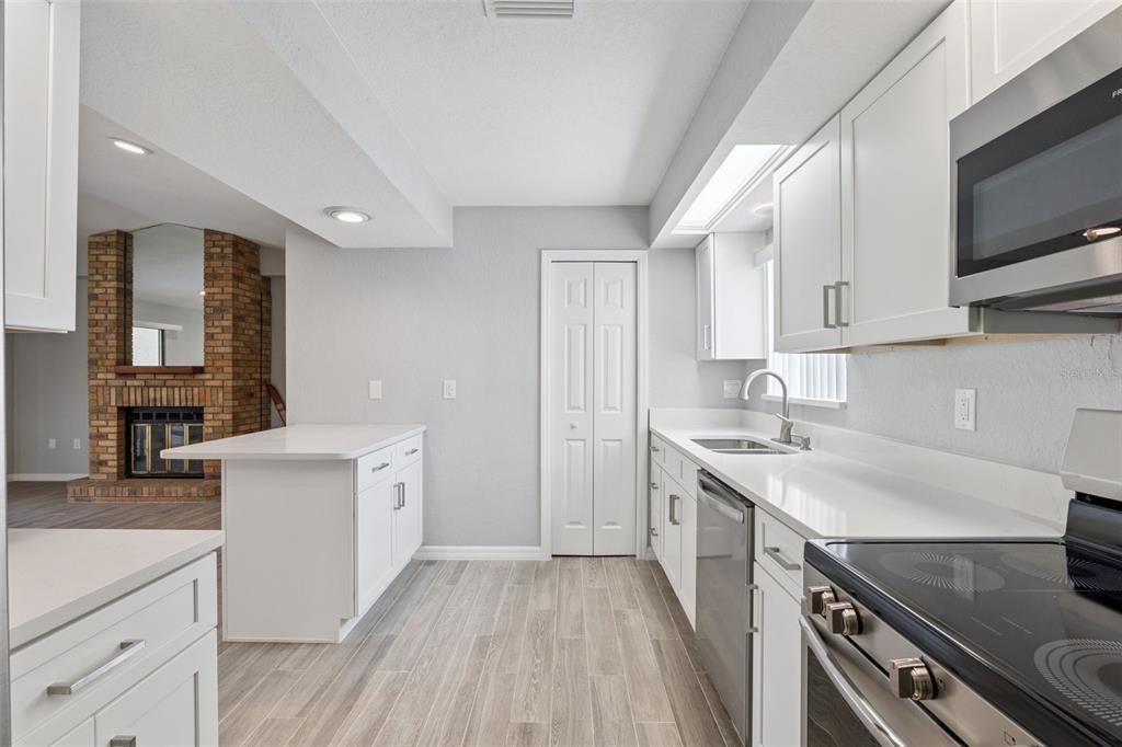 待售: $299,000 (2 贝兹, 2 浴室, 1300 平方英尺)