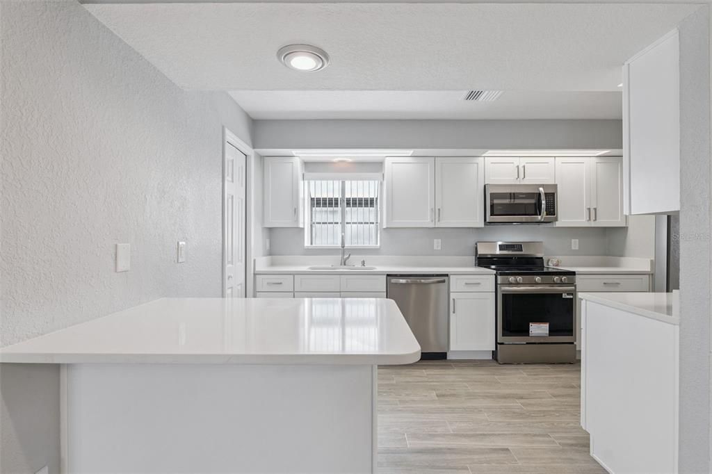 待售: $299,000 (2 贝兹, 2 浴室, 1300 平方英尺)