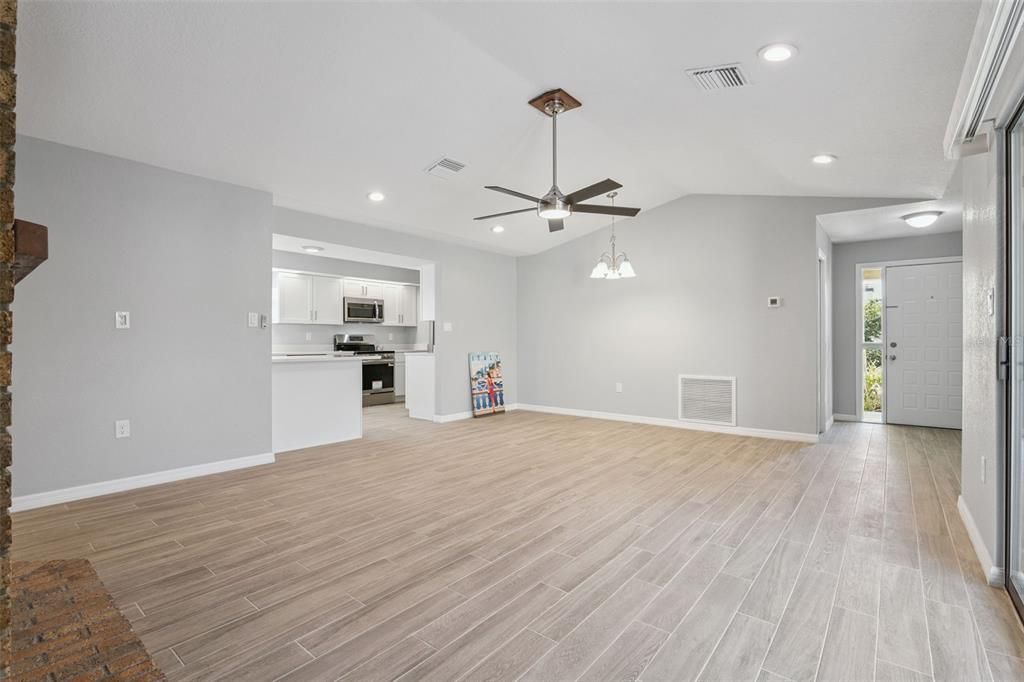 待售: $299,000 (2 贝兹, 2 浴室, 1300 平方英尺)