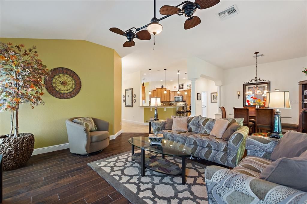 En Venta: $449,000 (3 camas, 2 baños, 1927 Pies cuadrados)