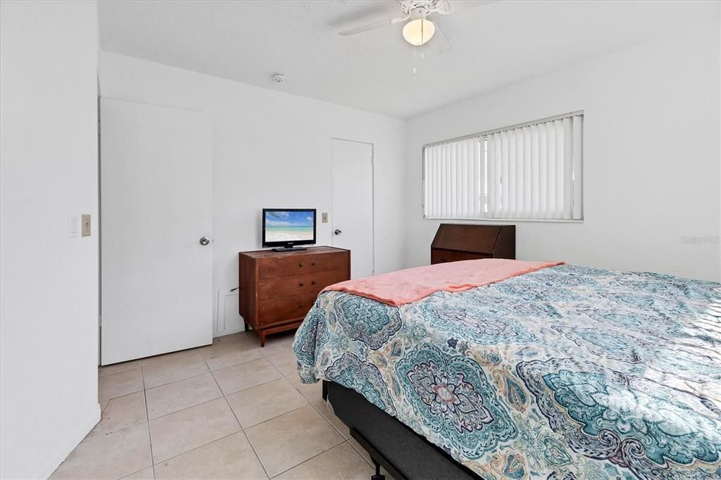 待售: $187,900 (1 贝兹, 1 浴室, 806 平方英尺)