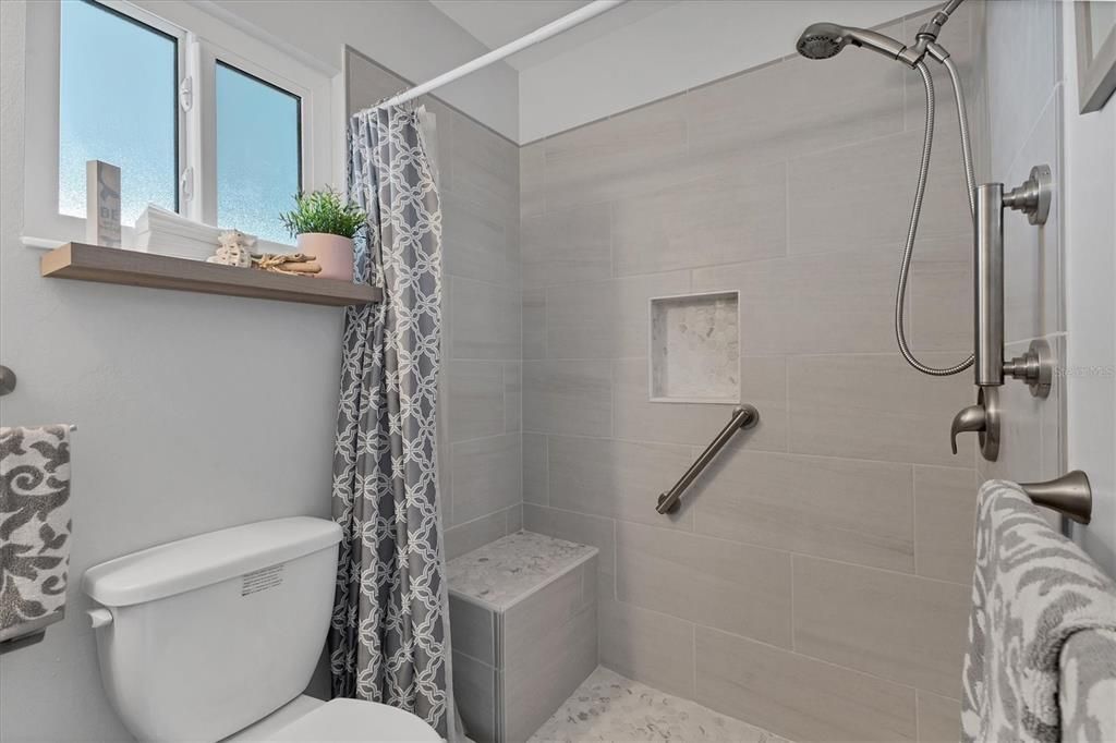 待售: $187,900 (1 贝兹, 1 浴室, 806 平方英尺)