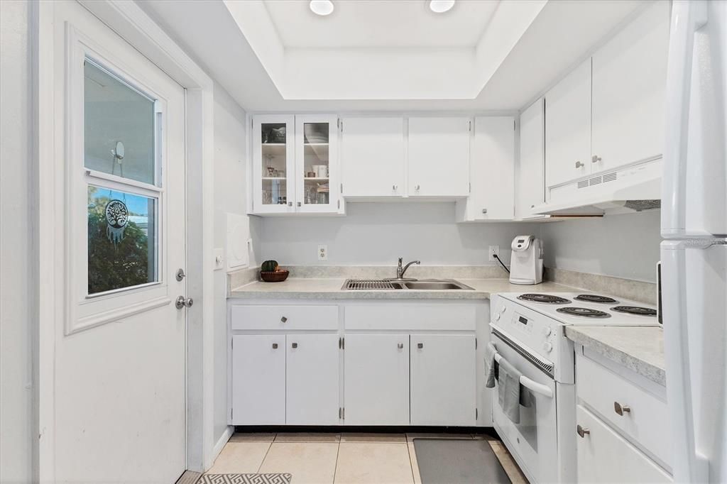 待售: $187,900 (1 贝兹, 1 浴室, 806 平方英尺)