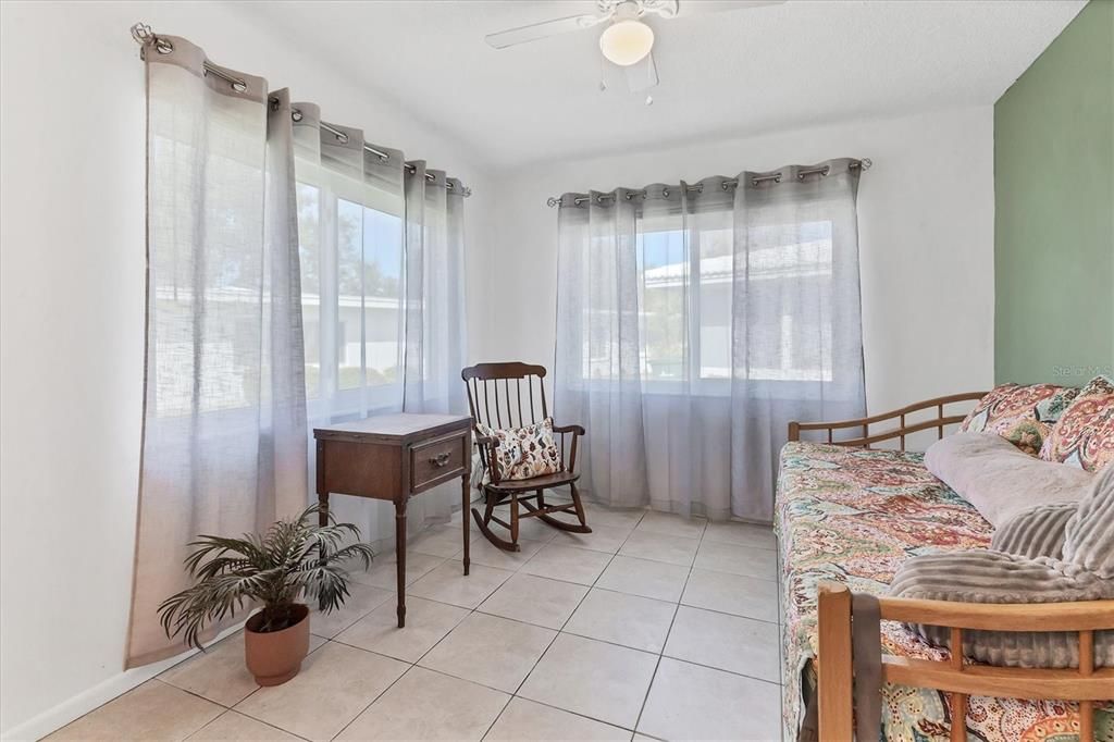 待售: $187,900 (1 贝兹, 1 浴室, 806 平方英尺)