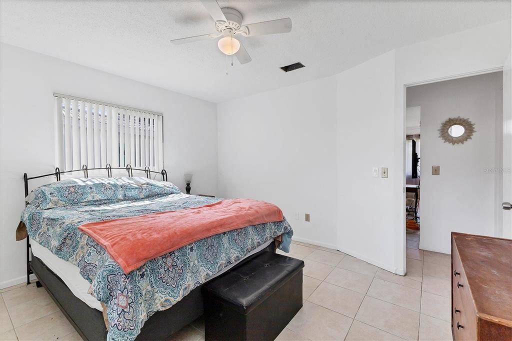 待售: $187,900 (1 贝兹, 1 浴室, 806 平方英尺)