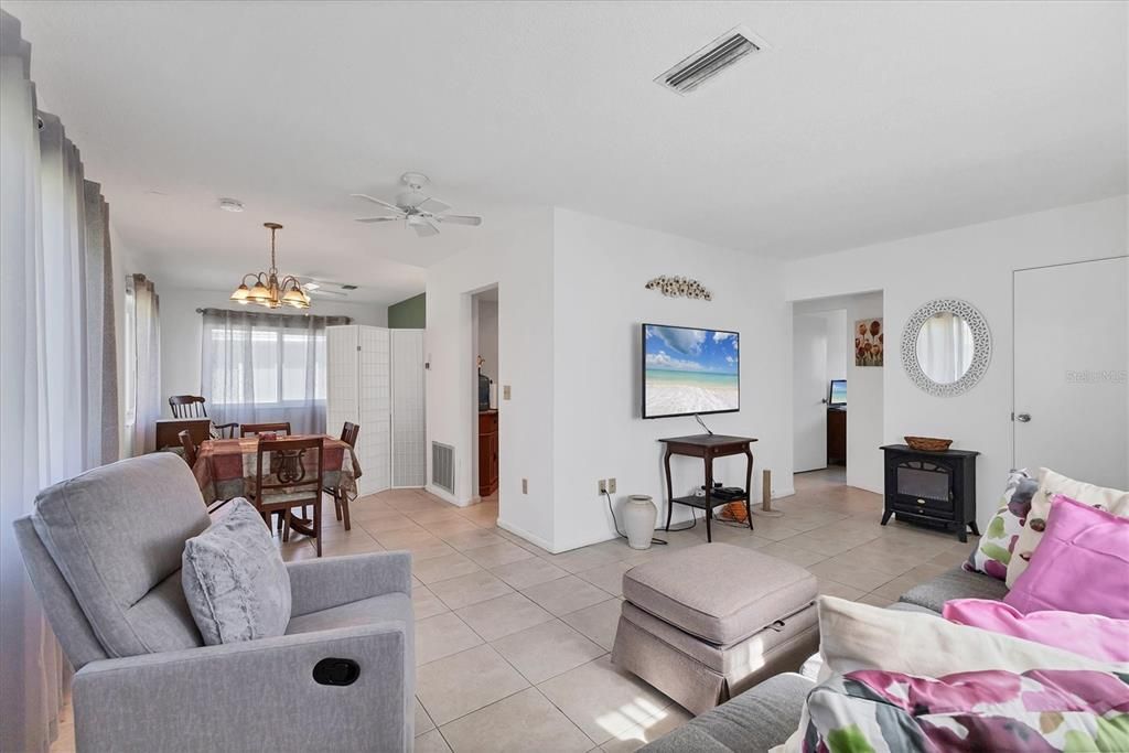 待售: $187,900 (1 贝兹, 1 浴室, 806 平方英尺)