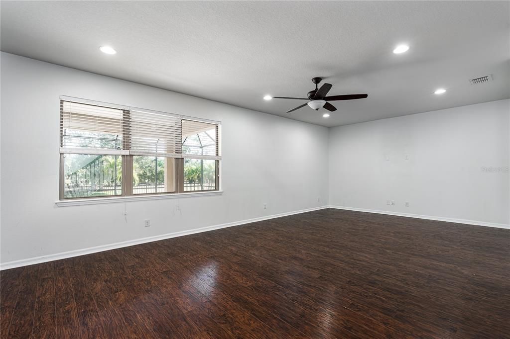 En Renta: $3,300 (4 camas, 2 baños, 3211 Pies cuadrados)