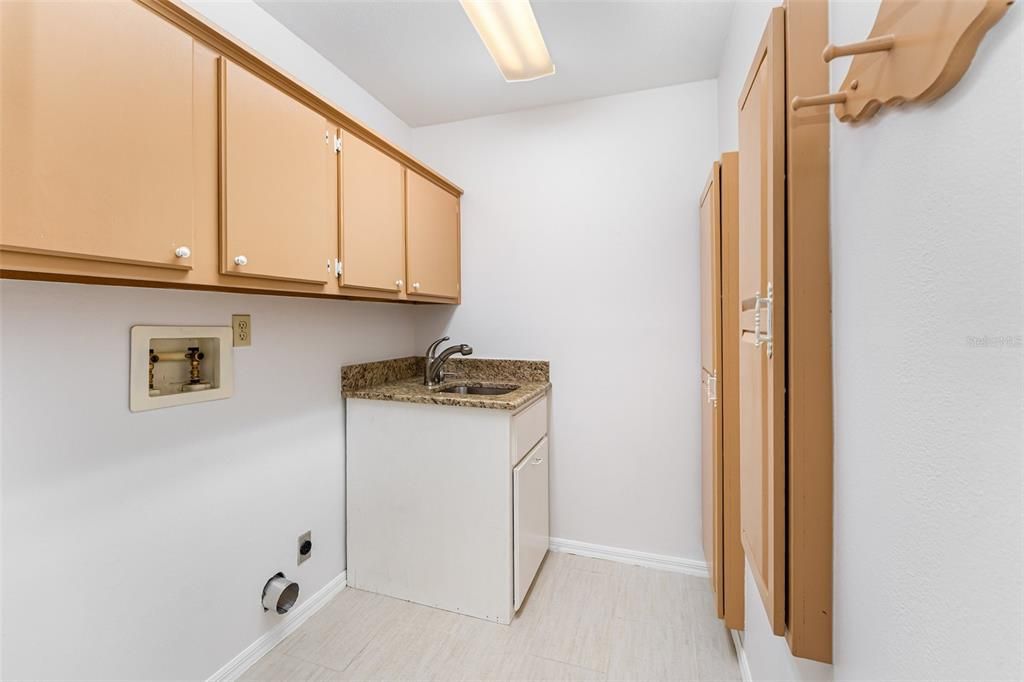 合同活跃: $415,000 (3 贝兹, 2 浴室, 1615 平方英尺)